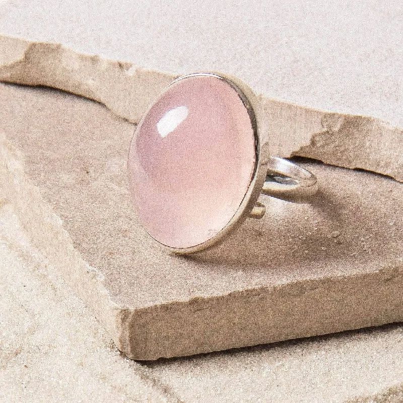 Chic Women's Rings for Fashion-Forward Looks-Rose Quartz Oval Gemstone Ring