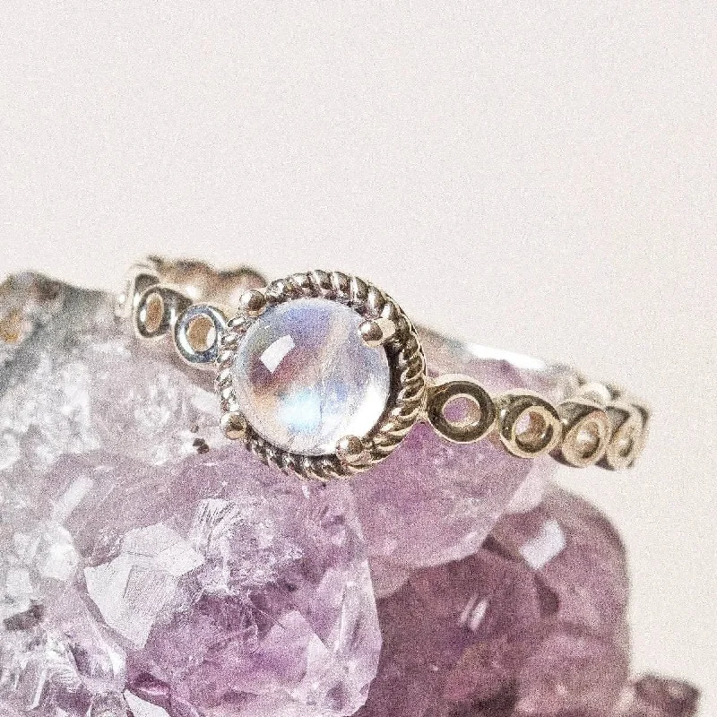 Chic Women's Rings for Fashion-Forward Looks-Vintage Moonstone Ring