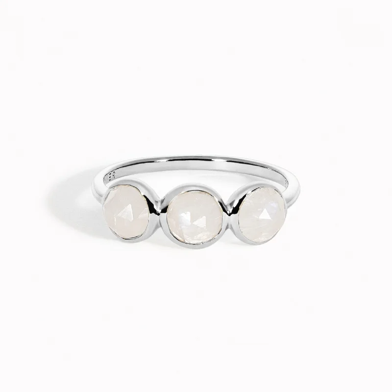 Chic Women's Rings for Fashion-Forward Looks-Moonstone Ring Silver - Elisa