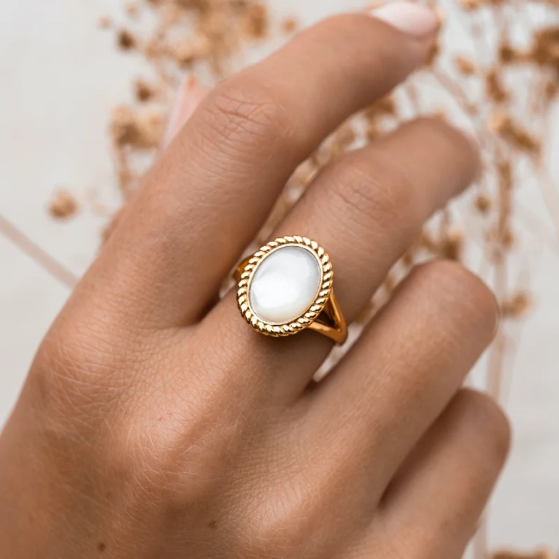 Chic Women's Rings for Fashion-Forward Looks-Vintage Mother of Pearl Ring - Elisabeth