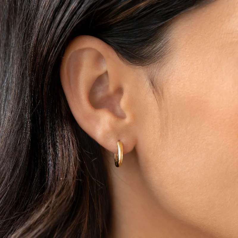 Women's Earrings – Elegant Designs for Every Personality--Bold Huggie Earrings 14k Gold - Svea Women's Earrings – Elegant Designs for Every Personality--Bold Huggie Earrings 14k Gold - Svea