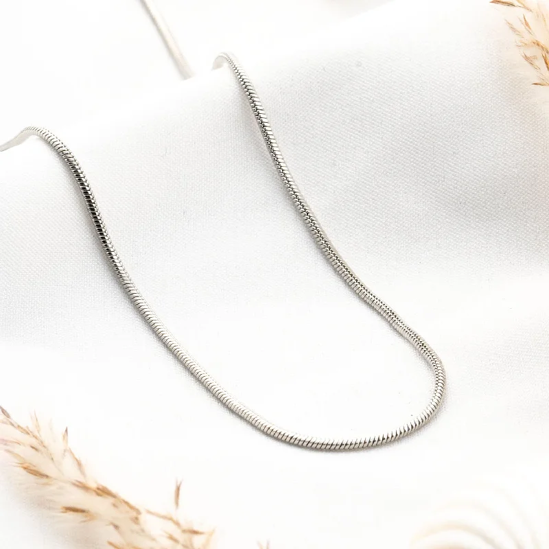 Chic Women's Rings for Fashion-Forward Looks-Aura Mini Chain Necklace