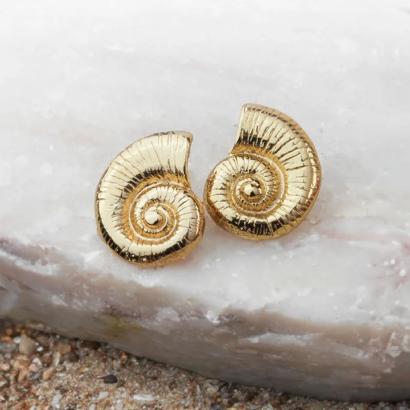 Chic Women's Rings for Fashion-Forward Looks-Moana Shell 18K Gold Earring