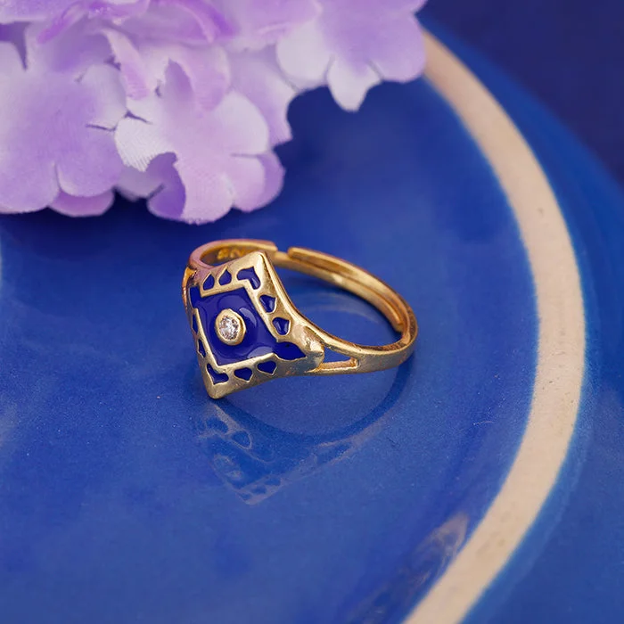 Chic Women's Rings for Fashion-Forward Looks-Golden Buckingham Palace Ring