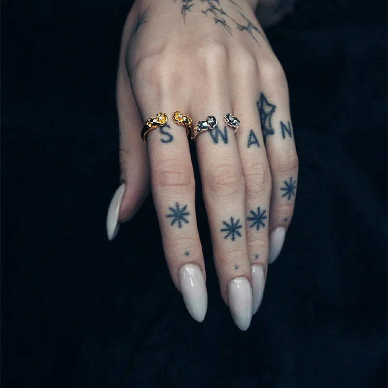 Chic Women's Rings for Fashion-Forward Looks-EBONY. Gothic Skull & Clam Shell Ring - Gold