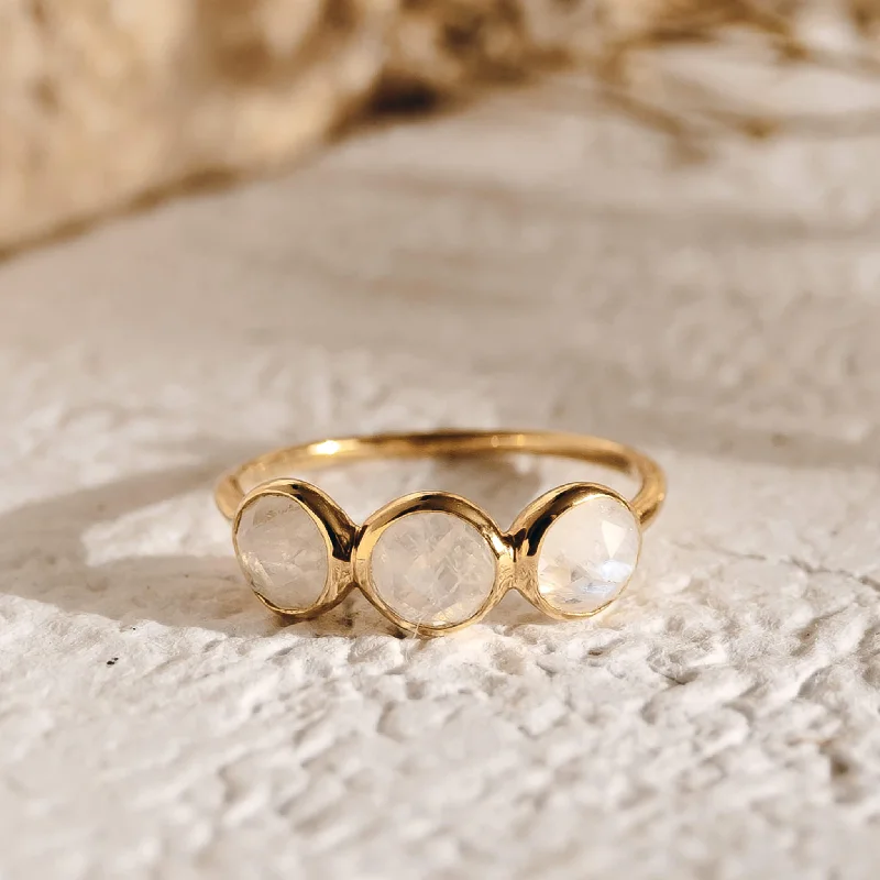 Chic Women's Rings for Fashion-Forward Looks-Moonstone Ring - Elisa