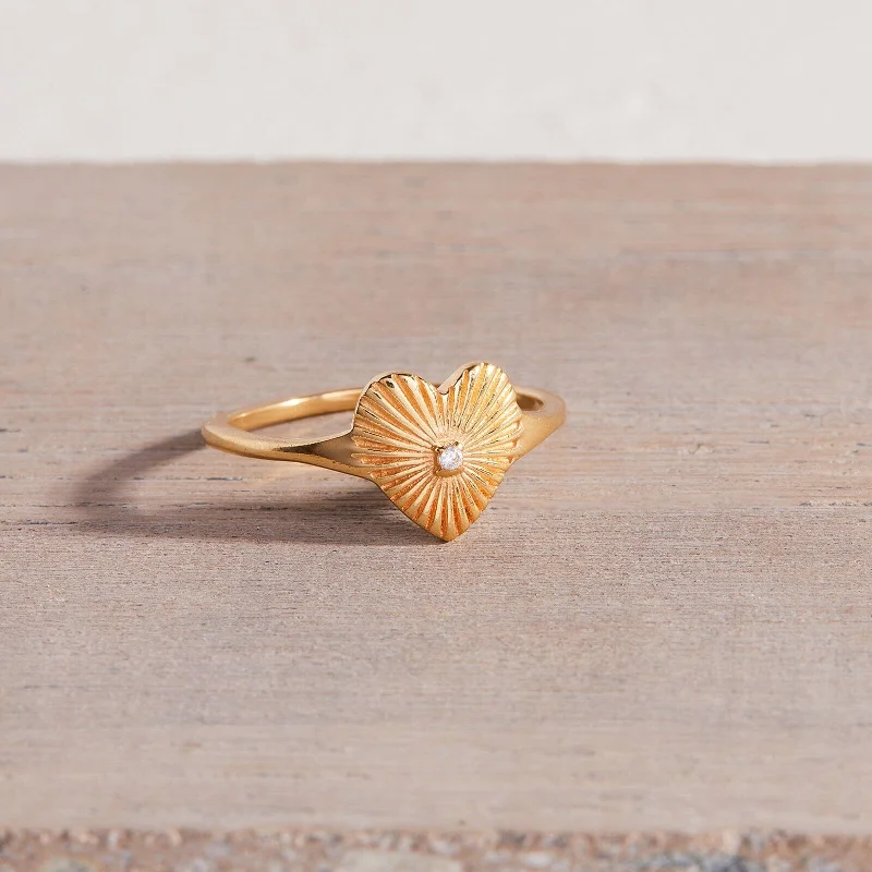 Chic Women's Rings for Fashion-Forward Looks-Sunburst Heart Ring