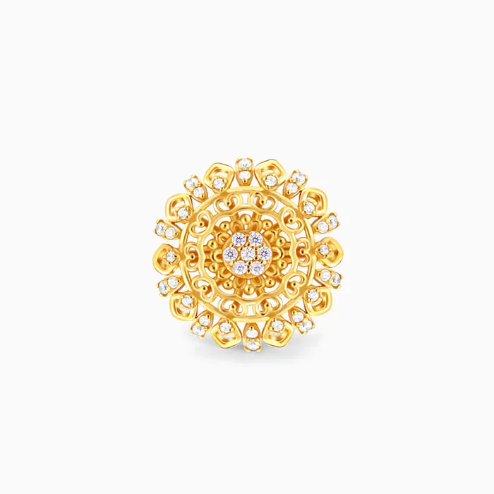 Chic Women's Rings for Fashion-Forward Looks-Golden Grandiose Statement Ring
