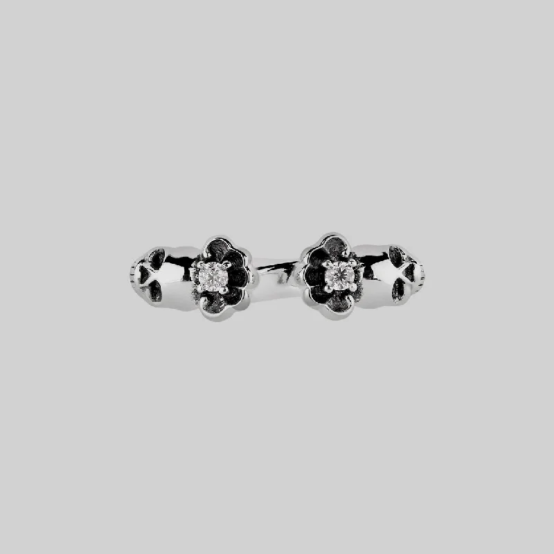 Chic Women's Rings for Fashion-Forward Looks-EBONY. Gothic Skull & Clam Shell Ring - Silver