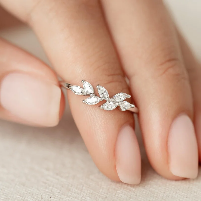 Chic Women's Rings for Fashion-Forward Looks-Silver Leaf Ring - Freya