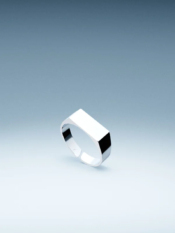 Chic Women's Rings for Fashion-Forward Looks-UNISIZE SIGNET RING IN SILVER