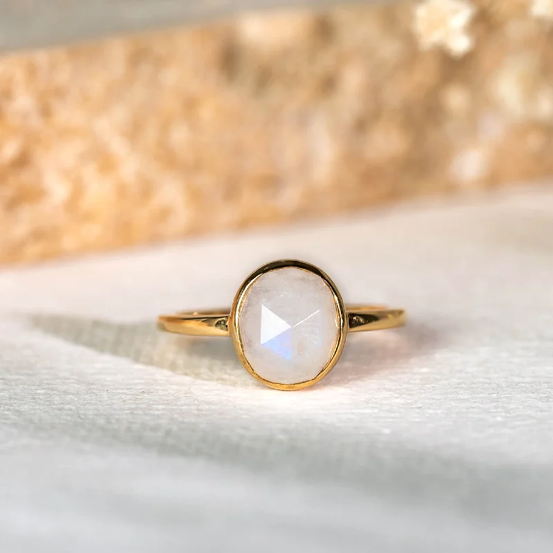 Chic Women's Rings for Fashion-Forward Looks-Moonstone Ring - Lisbeth