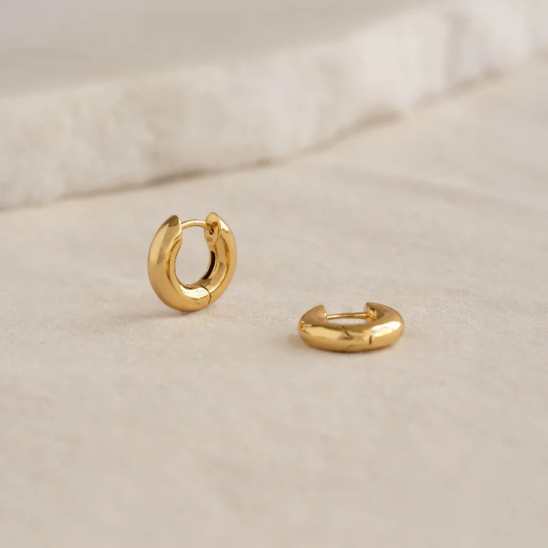 Women's Earrings – Elegant Designs for Every Personality--Chunky Huggie Hoop Earrings - Tove Women's Earrings – Elegant Designs for Every Personality--Chunky Huggie Hoop Earrings - Tove