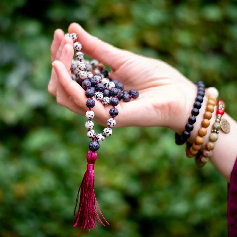 Shop Classic Women's Necklaces & Pendants with a Modern Twist-Lava, Jasper Dalmatiër Handgeknoopte Mala Shop Classic Women's Necklaces & Pendants with a Modern Twist-Lava, Jasper Dalmatiër Handgeknoopte Mala
